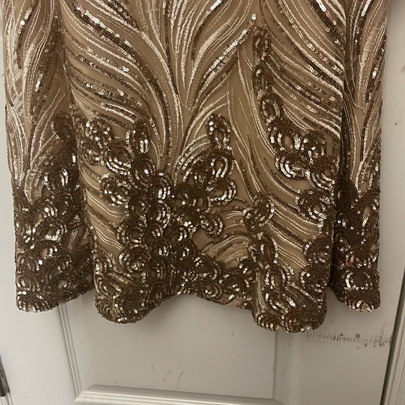 Beautiful Gold Sequins Form Fitting Size Small. - Picture 4 of 12
